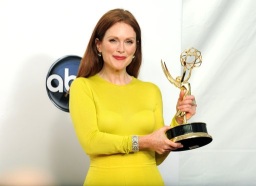 Julianne Moore, nacida en una base militar norteamericana en Panamá (aunque anunciada como que nació en Carolina del Norte), ganó por su interpretación como Sarah Palin en "Game Change"